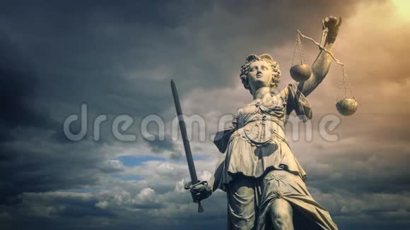 正义雕像在阳光下闪闪发光视频的预览图