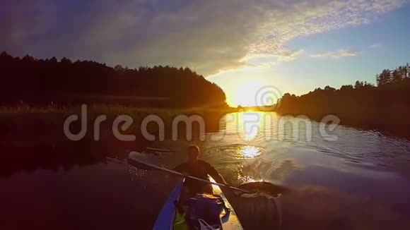 游客在日落时皮划艇令人叹为观止的景色运动慢动作视频的预览图