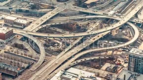 4美国芝加哥高速公路交叉口KUHD顶视时间汽车交通的推移交通或城市生活概念视频的预览图