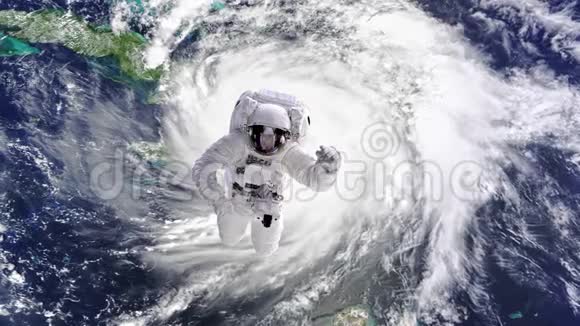 一名驻扎在国际空间站的宇航员在太空行走视频的预览图