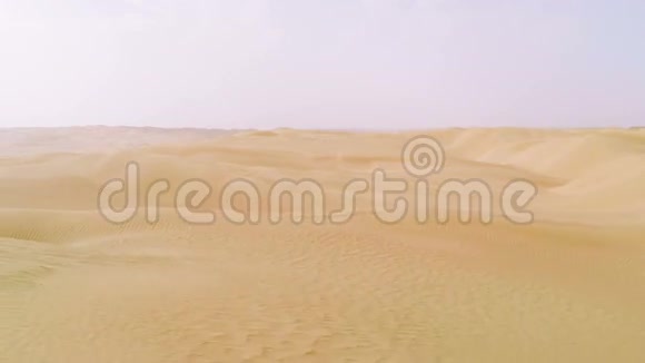 在沙漠上空飞行视频的预览图