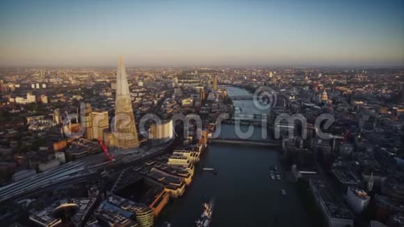 泰晤士河在伦敦市中心现代建筑之间的美丽空中无人机全景视频的预览图