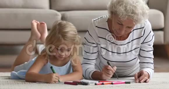 老奶奶教小孙女一起用毛毡笔画画视频的预览图