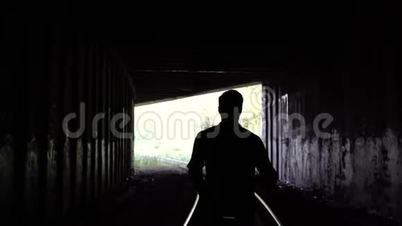 4迷失的人的轮廓跑到黑暗的隧道出口后景抽象剪影镜头逃脱问题和抑郁视频的预览图