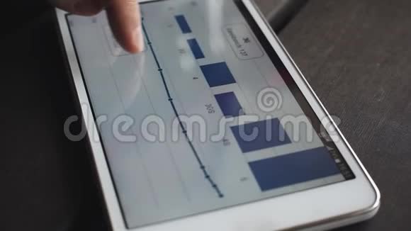 分析师浏览数字财务报告特写视频的预览图