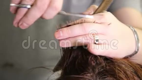 理发师剪女头发视频的预览图