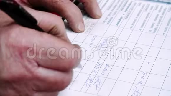 工程师书写日期签名和加盖技术文件印章视频的预览图
