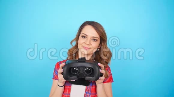 年轻的女人给虚拟现实护目镜视频的预览图