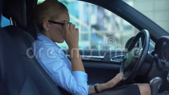 不快乐的女人坐在车里辛苦工作了一天劳累过度视频的预览图