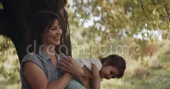 母亲安慰悲伤蠕动的女婴视频的预览图