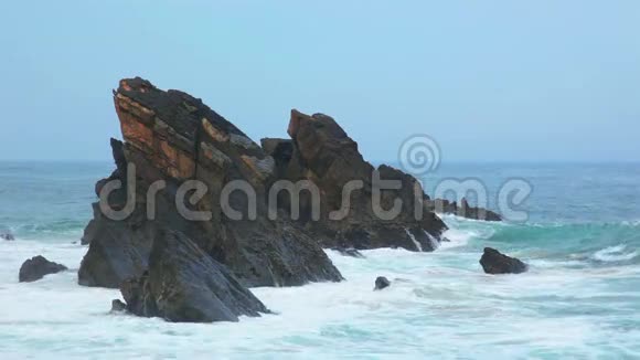 海洋中的岩石和巨浪视频的预览图
