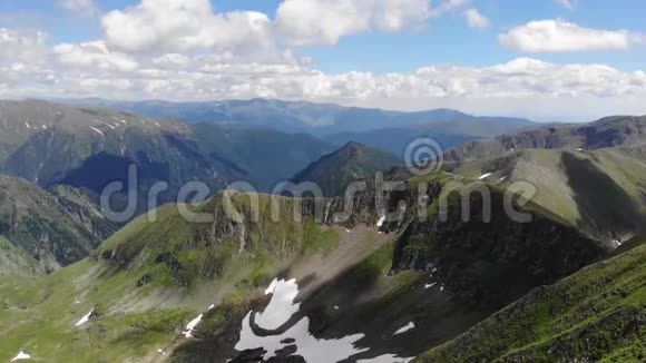 从法加拉斯山脉俯瞰它包括VisteaMare和Moldoveanu罗马尼亚的山峰视频的预览图