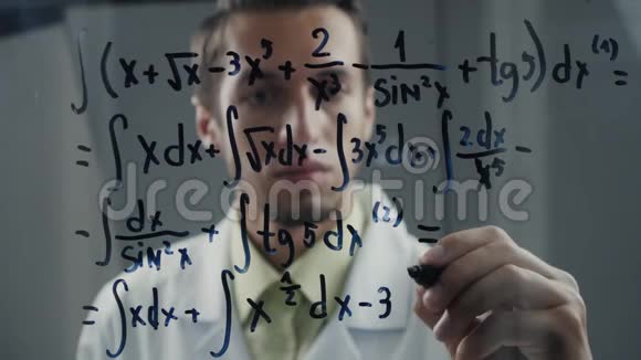人类科学家把积分方程写在玻璃上数学家解决数学问题视频的预览图