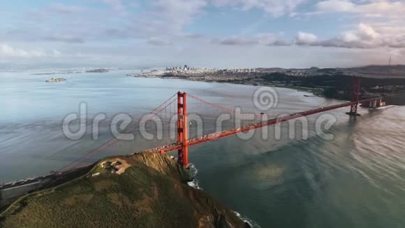 大型壮观的红钢金门大桥在旧金山野生自然山岗空中无人机海景天际线视频的预览图