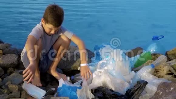 利特尔儿童志愿者清理海边安全生态概念视频的预览图