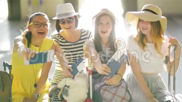 快乐的年轻女性将在暑假一起旅行令人惊叹的女孩子在视频的预览图
