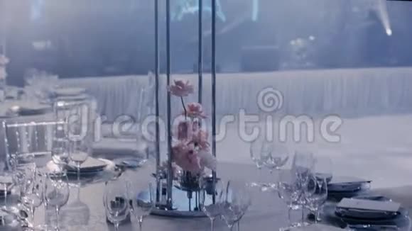 摄像机从左到右围绕着一张装饰着婚礼的花束桌子旋转视频的预览图