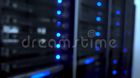 数据中心服务器机房背景模糊闪烁的蓝色领结视频的预览图