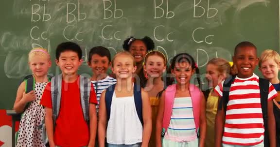 微笑的孩子们在教室里竖起大拇指视频的预览图