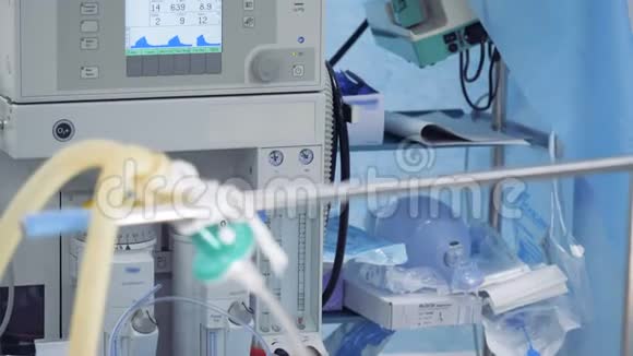 手术室的一套正常运转的医疗设备视频的预览图