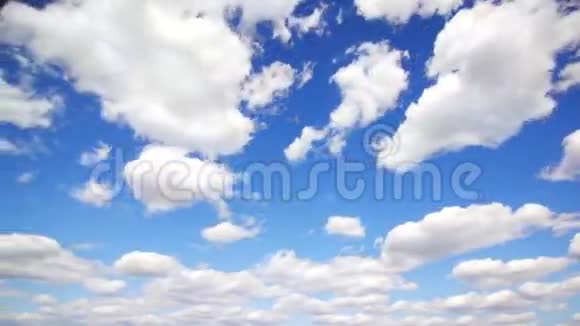 天空中有许多云视频的预览图