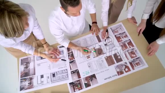 一群年轻的设计师领导下正在进行设计商务中心私人住宅工作室的项目视频的预览图