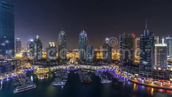在晴朗的夜晚迪拜码头彻夜不眠灯火辉煌高楼林立视频的预览图