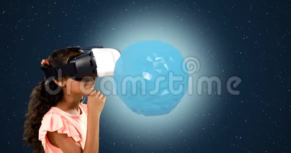 女孩使用虚拟现实耳机数字生成的旅行图标4k视频的预览图