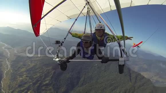 悬挂式滑翔机的串联飞行视频的预览图
