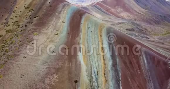 秘鲁彩虹山和安第斯山脉的鸟瞰图视频的预览图