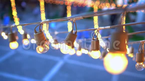 节日灯泡挂在活动场所视频的预览图