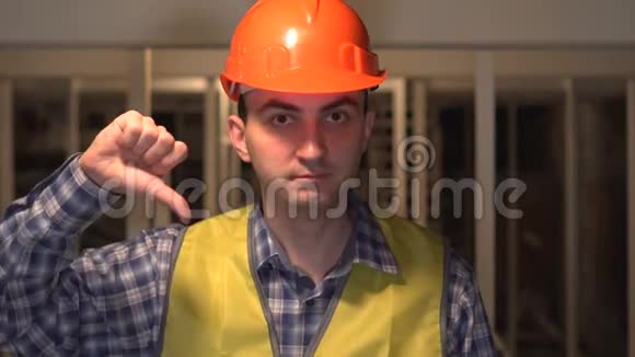 在建筑工地上严肃的工人或工程师不喜欢做不喜欢的手势视频的预览图
