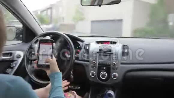 女人一边开车一边发短信视频的预览图