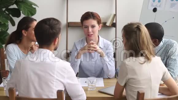 不同的员工围坐在桌子旁听老师接受知识视频的预览图