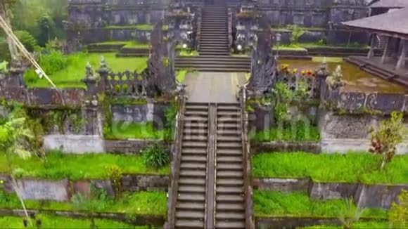 巴厘岛贝萨基寺的空中镜头和无人机视频视频的预览图