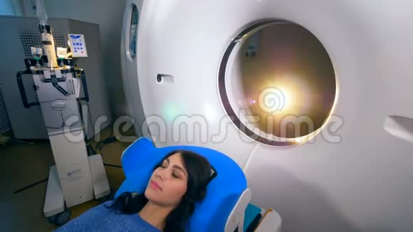 年轻女孩在一家现代医院的磁共振成像MRI扫描仪上视频的预览图