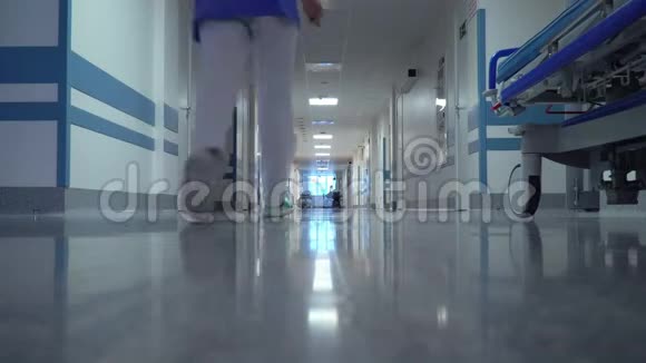 女医生在医院散步视频的预览图