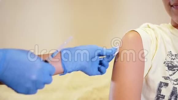 医生在当地医院给病人注射流感疫苗视频的预览图