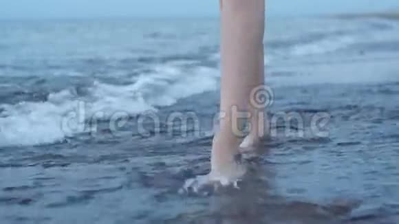 脚丫踩着大海视频的预览图