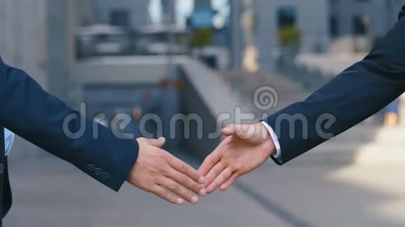 两位业务伙伴见面时握手两位成功商人的握手结束了交易慢慢视频的预览图