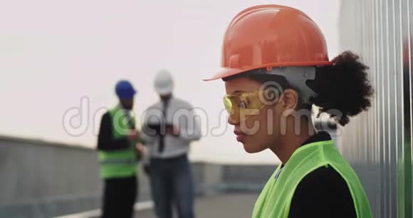 有魅力的年轻女工程师在建筑工地的屋顶上喝点水她穿着一件视频的预览图