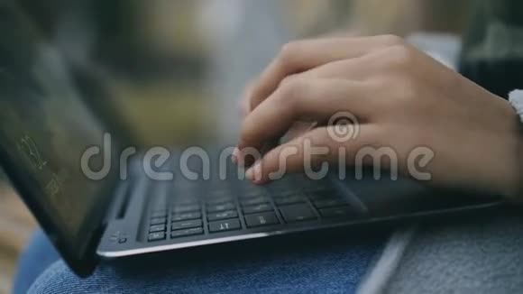 在户外的笔记本电脑上为女性的双手打字视频的预览图