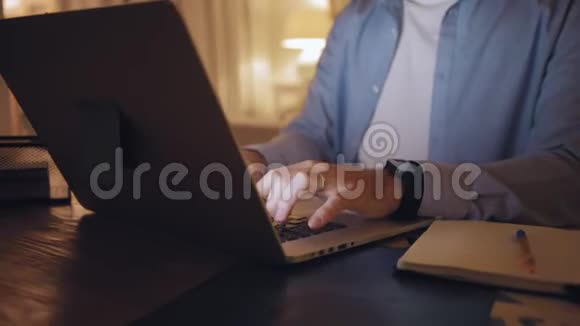 一个在家打手提电脑直到深夜的男人的特写镜头视频的预览图