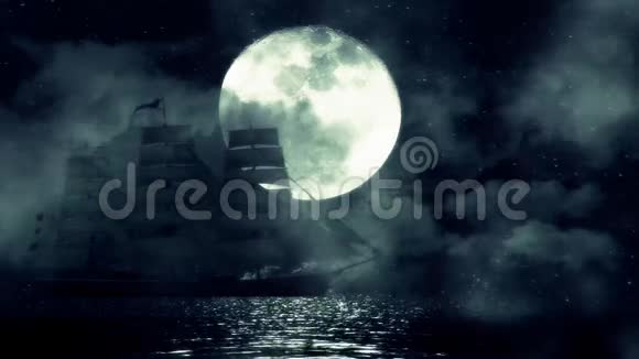 在满月的海洋中一艘古老的帆船视频的预览图