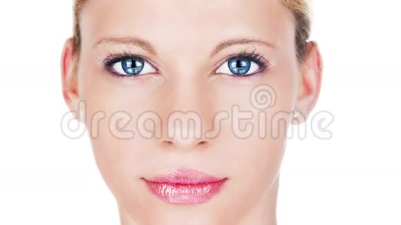 美女衰老过程画像女性模特用粉红色口红皮肤老化脸上皱纹增多视频的预览图