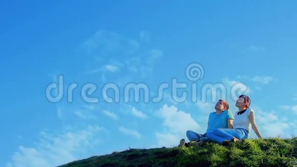年轻夫妇在山上做梦视频的预览图