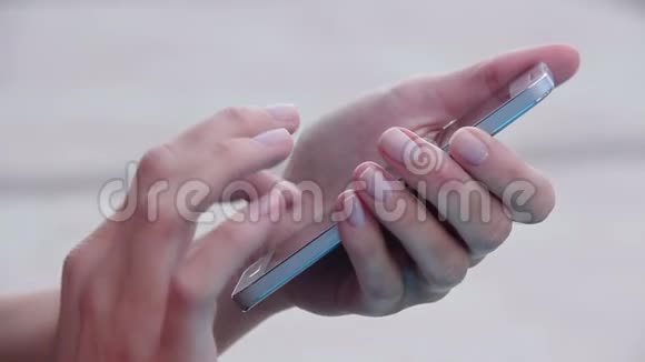 用漂亮的美甲短信智能手机上的短信来特写女人的手视频的预览图