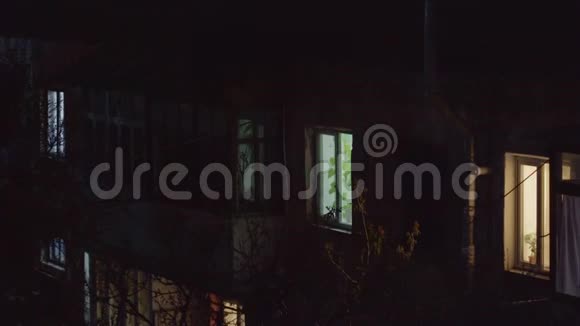 夜晚的房子和窗户的灯光视频的预览图