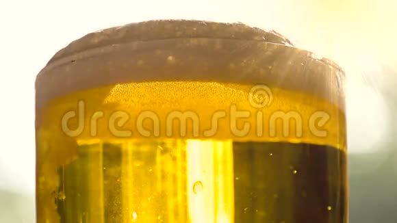 阳光下的冷啤酒视频的预览图