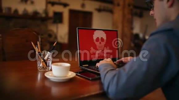 一名携带笔记本电脑的男子被一种勒索间谍软件病毒感染这种病毒要求金钱来检索加密文件视频的预览图